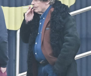 Daniel Olbrychski pali pod zakazem palenia