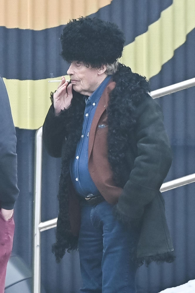 Daniel Olbrychski pali pod zakazem palenia