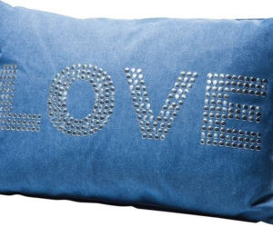 Prezent na walentynki dla niej: poduszka LOVE