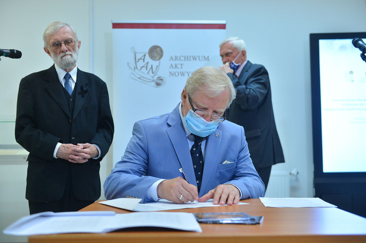 Nieznane wiersze i listy Józefa Szczepańskiego do ukochanej trafiły do Archiwum akt Nowych