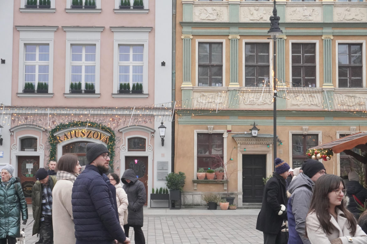 Tłumy ludzi na świątecznym spacerze na Starym Rynku w Poznaniu