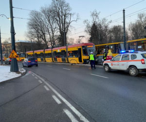 Czołowo huknął w tramwaj. Pijany kierowca uciekł 