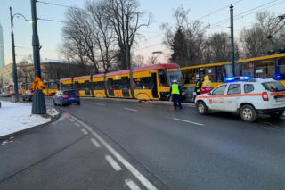 Był tak pijany, że wbił się w zderzak pędzącego tramwaju. Makabra w środku miasta
