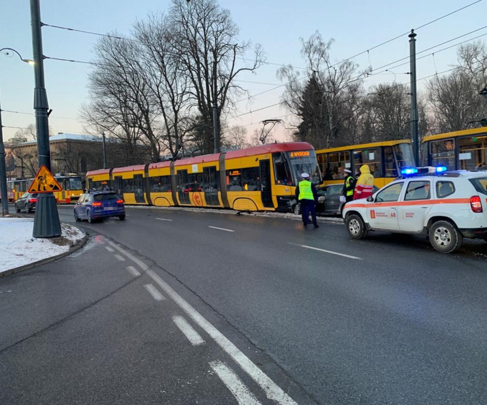 Czołowo huknął w tramwaj. Pijany kierowca uciekł 