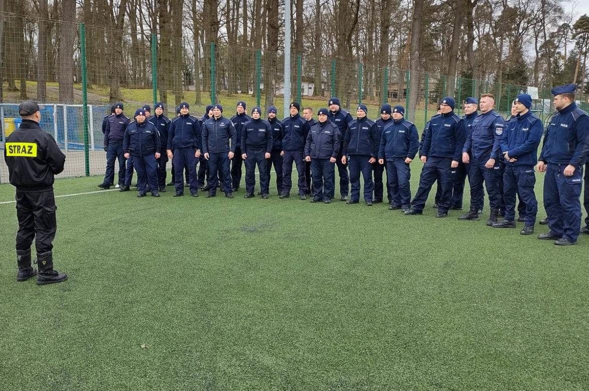 Ćwiczenia policji na stadionie w Iławie