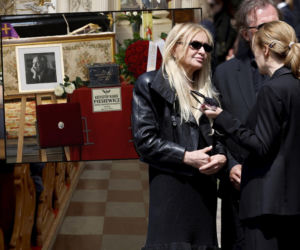 Poruszona Monika Olejnik na pogrzebie senatora. Towarzyszył jej ukochany