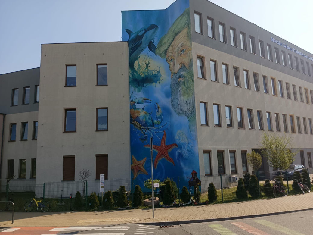 Mural z Aleksandrem Dobą na ścianie Morskiej Szkoły Podstawowej na gdańskim Ujeścisku