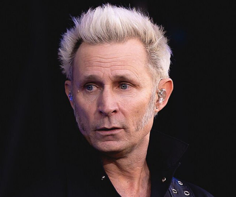 Mike Dirnt, basista Green Day, z jasnymi, postawionymi włosami. O wyprzedaży jego sprzętu przeczytasz na EskaRock.