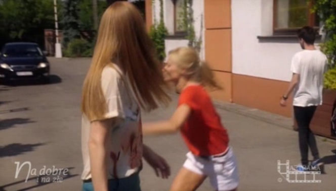 Na dobre i na złe odcinek 540. Wiktoria Consalida (Katarzyna Dąbrowska), Agata Woźnicka (Emilia Komarnicka)