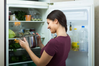 Wkładasz ciepłe jedzenie do lodówki? Zapomnij o starym micie z czasów PRL. Nowe wytyczne CDC nie pozostawiają złudzeń 