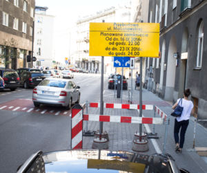 Policjanci leżą już na koszykowej