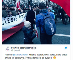 Oświadczył się na Marszu Niepodległości. Premier Mateusz Morawiecki pogratulował zaręczyn