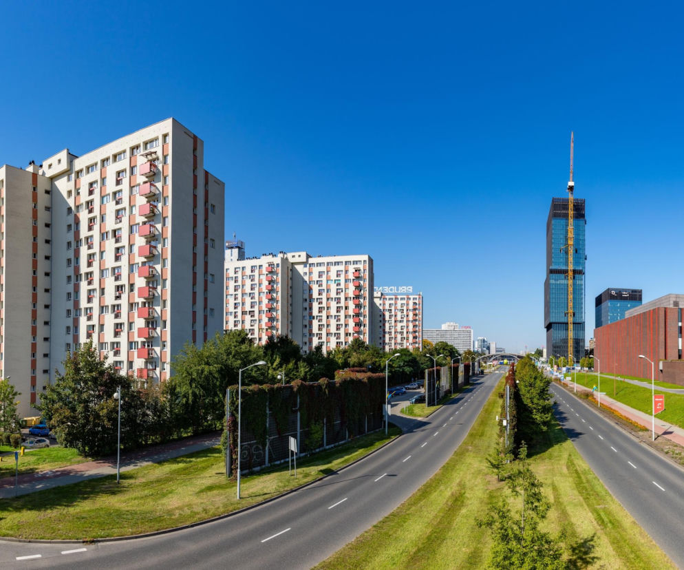 Panorama Katowic z blokami mieszkalnymi i wieżowcem KTW II. O rankingu bezpieczeństwa miast przeczytasz na SE.