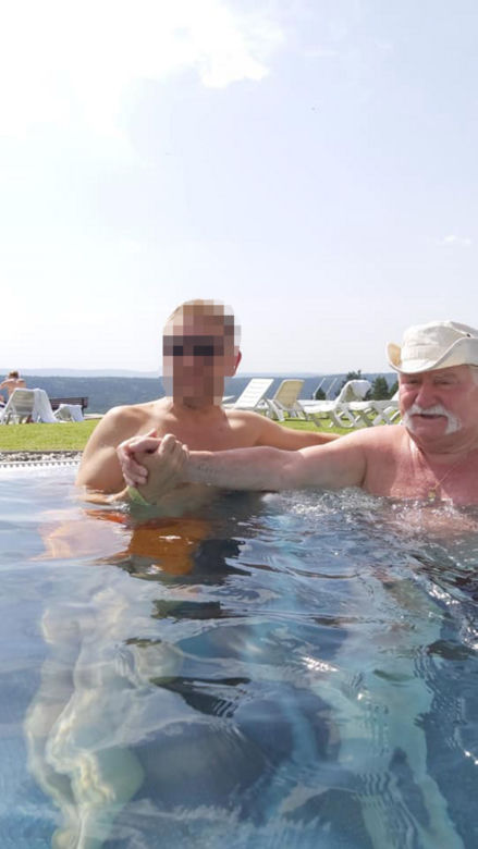 Lech Wałęsa szpanuje nakryciem głowy w basenie