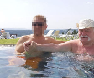 Lech Wałęsa szpanuje nakryciem głowy w basenie