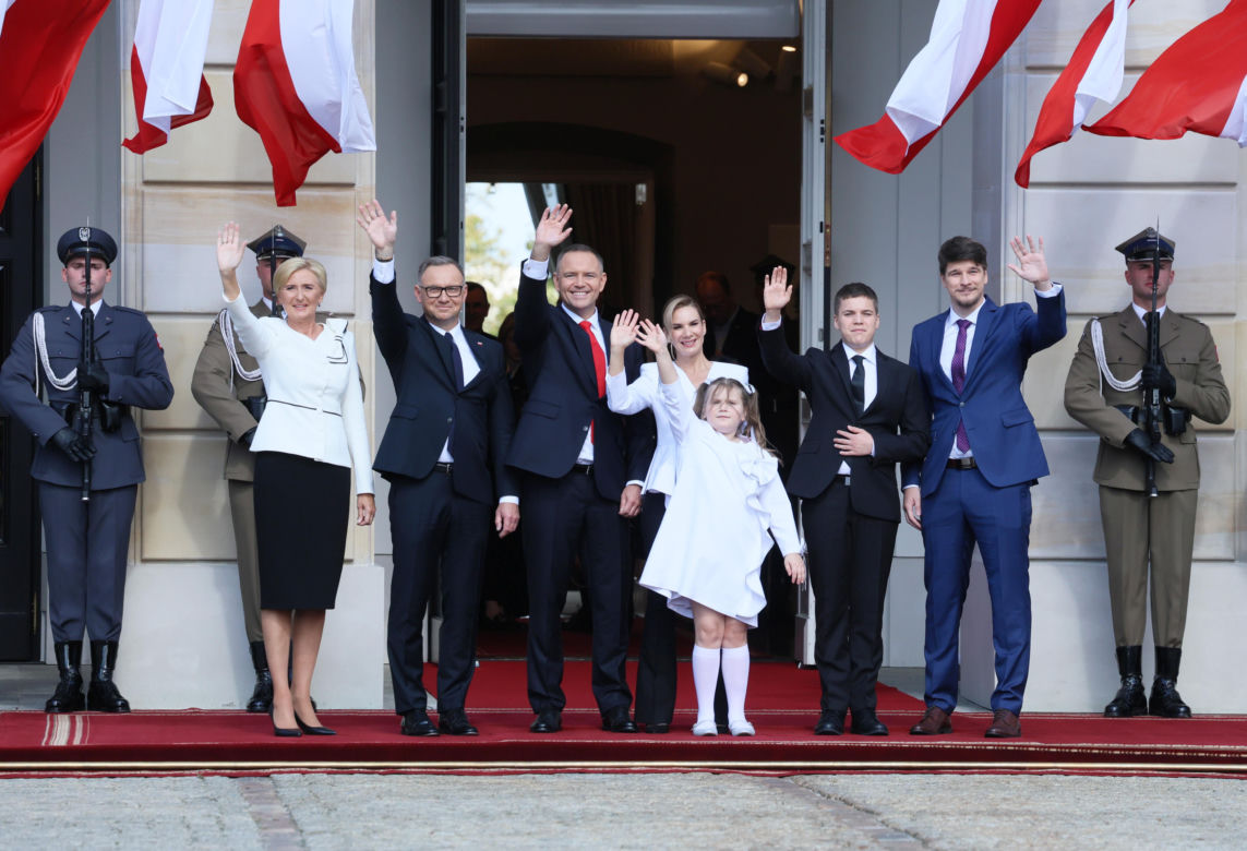 Przejście do Pałacu Prezydenckiego. Pierwsza dama się przebrała 