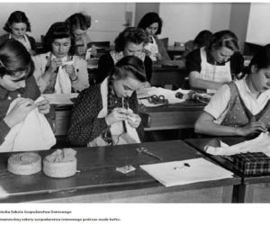 Zobaczcie, jak wyglądały lekcje w krakowskich szkołach prawie 100 lat temu! [ARCHIWALNE ZDJĘCIA]