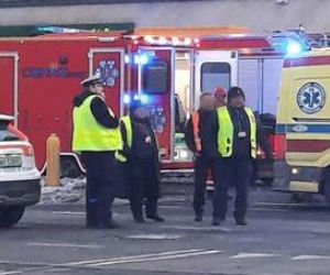 Śmigłowiec ratunkowy na placu Szembeka! Zderzenie samochodów, jeden z nich uderzył w kobietę i dziecko