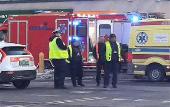 Śmigłowiec ratunkowy na placu Szembeka! Zderzenie samochodów, jeden z nich uderzył w kobietę i dziecko