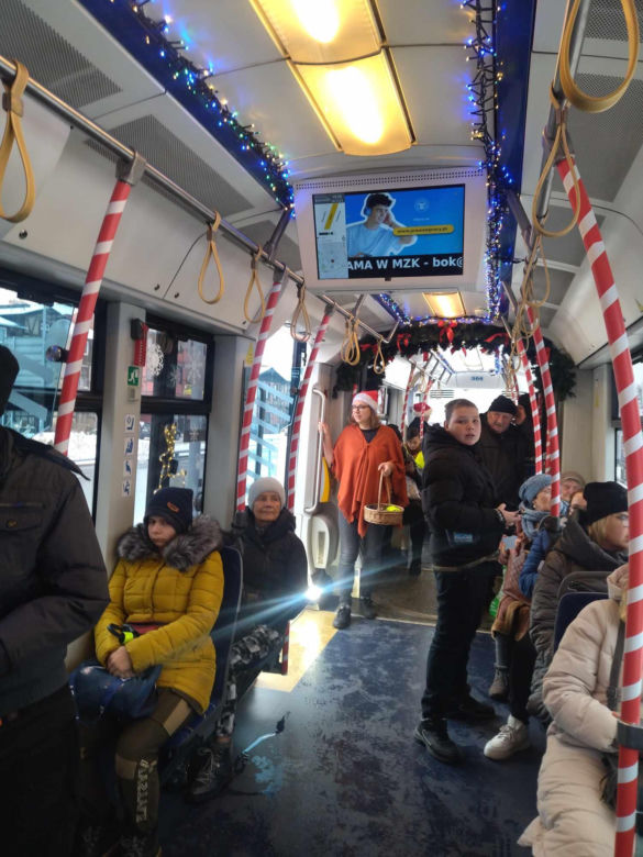 Świąteczny tramwaj na ulicach Torunia. Ruszył 6 grudnia