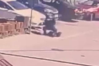 Sprawca celował w kierowcę i uszkodził jego auto, po czym próbował uciec