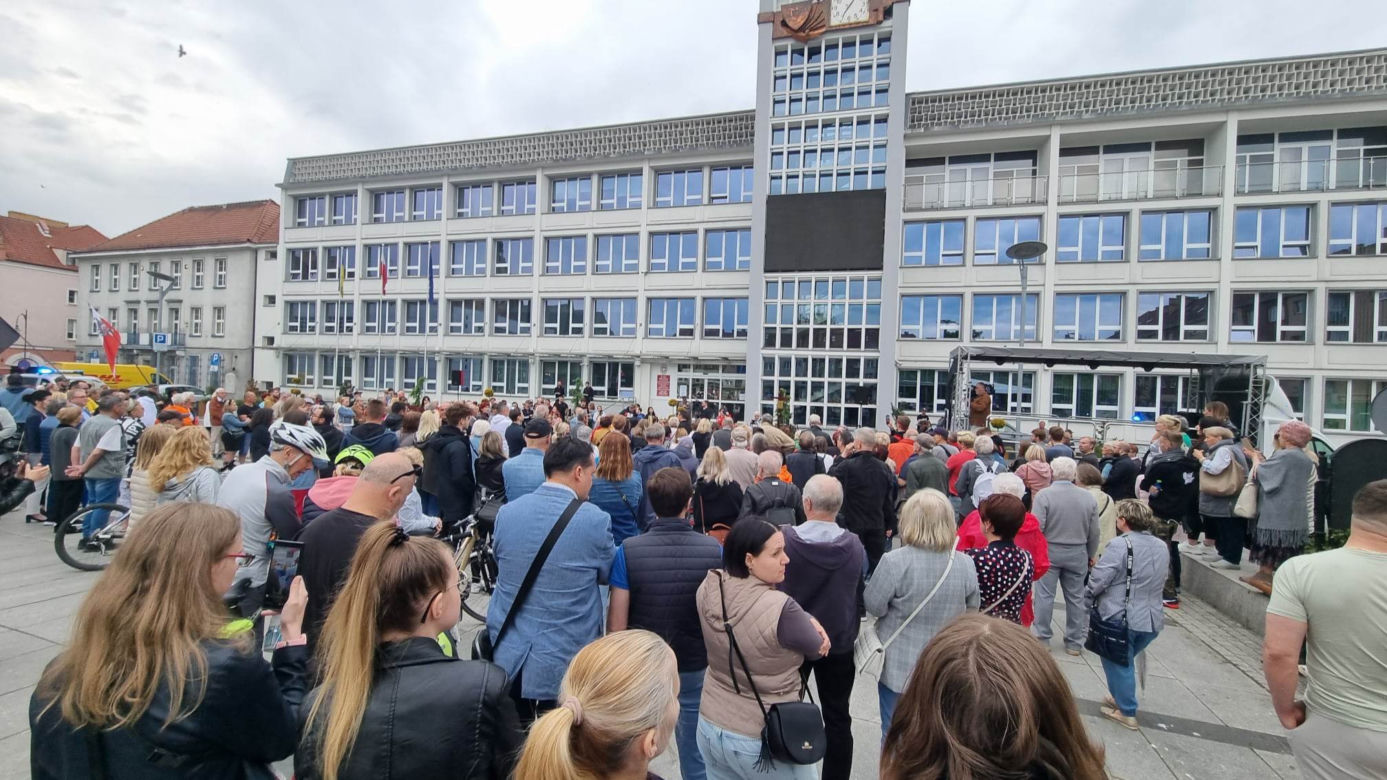 Trumny przed koszalińskim ratuszem. Mieszkańcy protestowali przeciwko zawieszeniu oddziału neurologii
