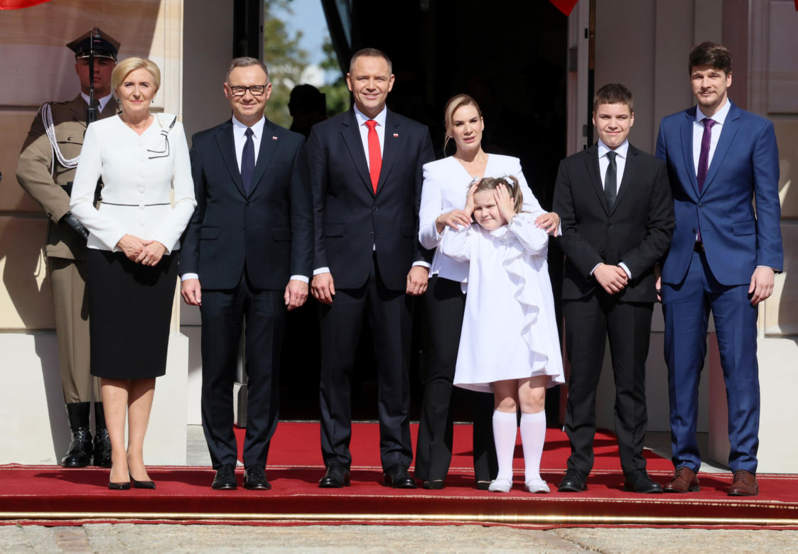 Przejście do Pałacu Prezydenckiego. Pierwsza dama się przebrała 