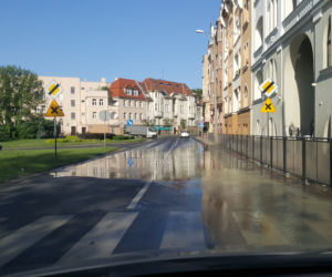 Potok wody na ul. Zamoyskiego w Bydgoszczy [ZDJĘCIA]