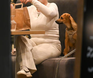 Monika Richardson z dzieckiem i pieskiem