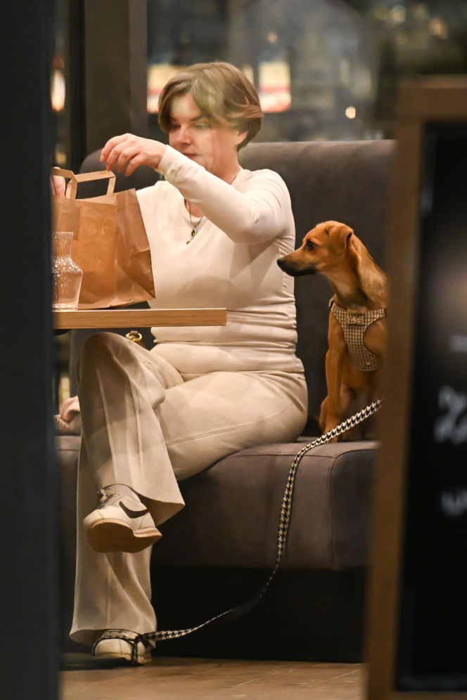 Monika Richardson z dzieckiem i pieskiem