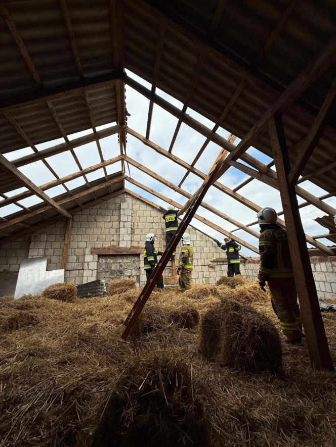 Interwencje Strażaków przy likwidacji szkód spowodowanych przez gwałtowny wiatr i burze