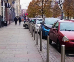 Pełne parkingi na ulicach