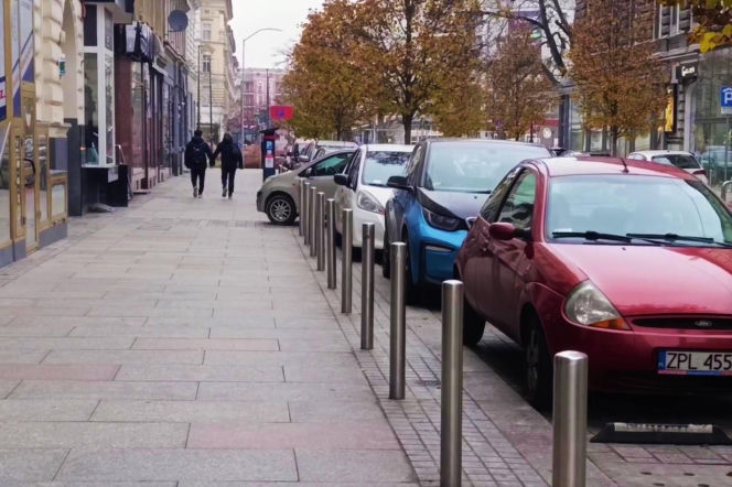 Pełne parkingi na ulicach