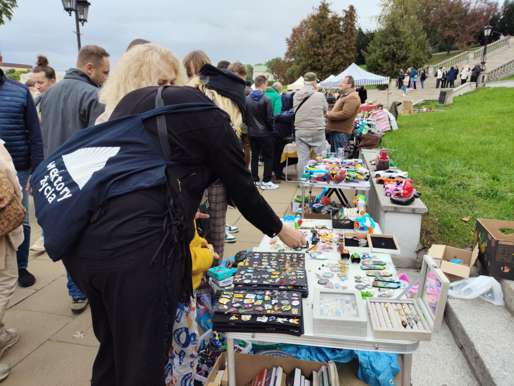 Wyjątkowe antyki ponownie zagościły na Placu Zamkowym w Lublinie. Tak wygląda wrześniowa Lubelska  Giełda Staroci [GALERIA]