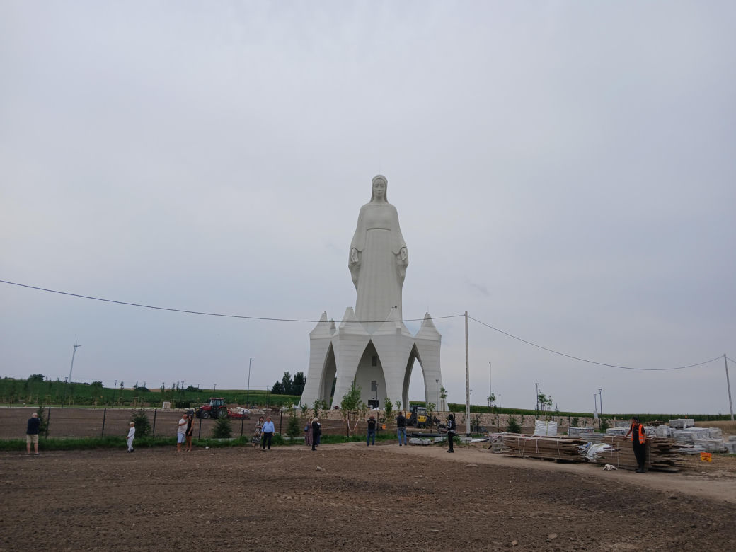 Gigantyczna figura prawie gotowy! 55-metrowa Maryja już przyciąga tłumy. "Robi wrażenie"
