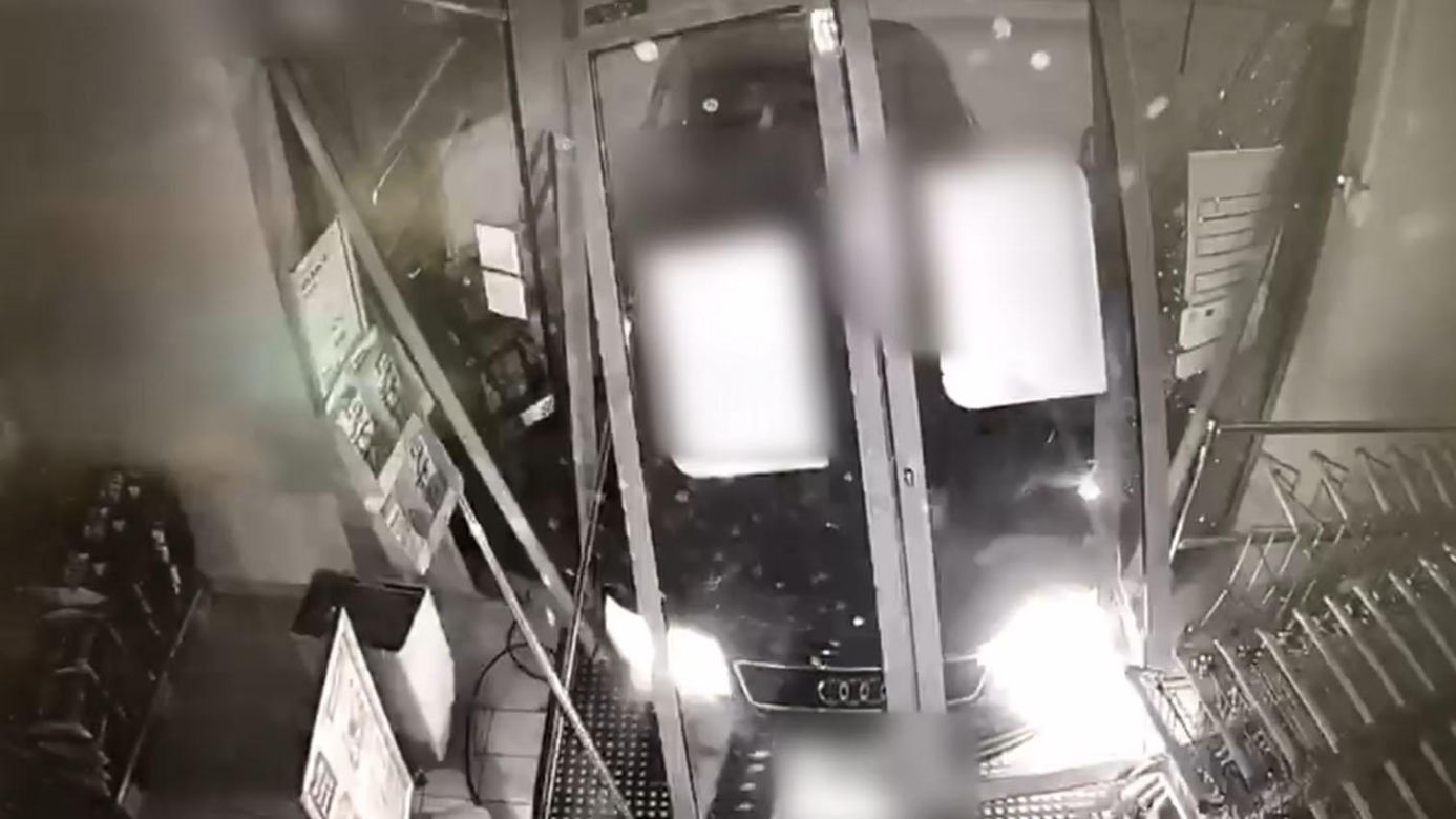 Pod osłoną nocy wjechał w drzwi sklepu i ukradł alkohol