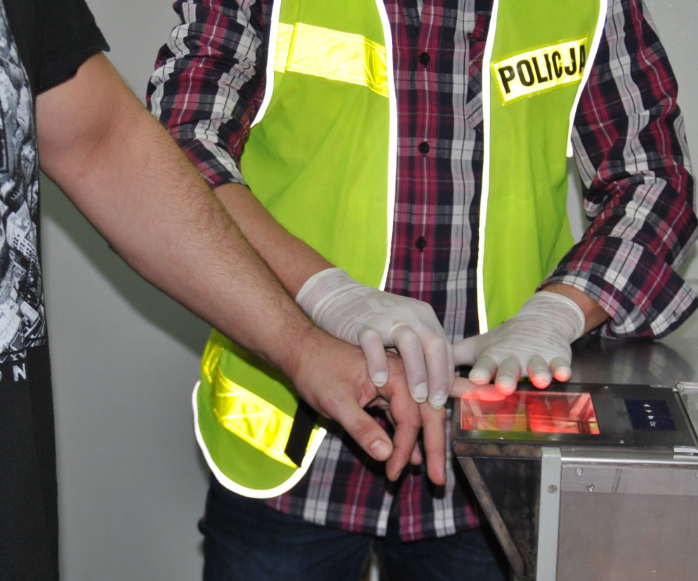 Klonowa. Złodziej zawisł do góry nogami na kracie okiennej. Oswobodziła go... policja