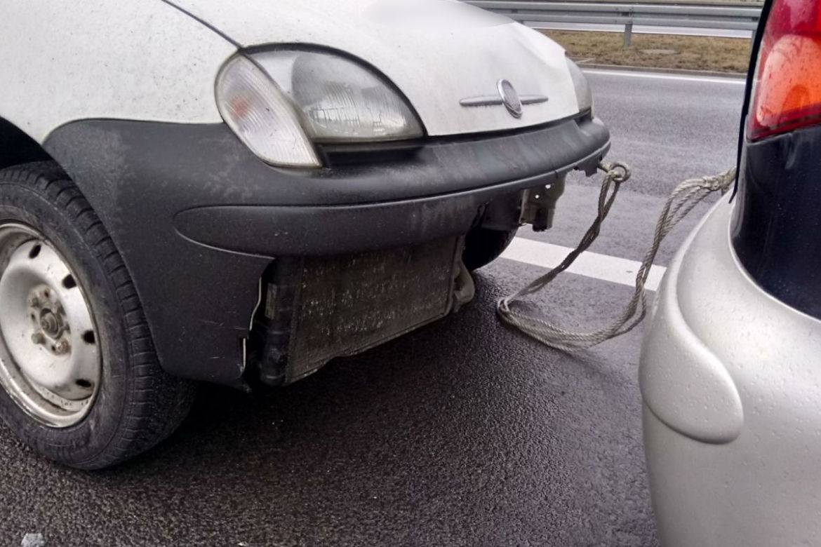Holowali uszkodzone auto na... sznurku
