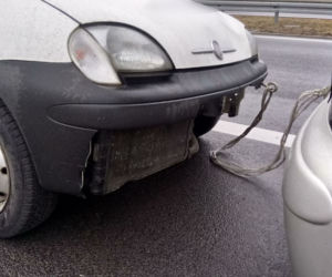 Holowali uszkodzone auto na... sznurku