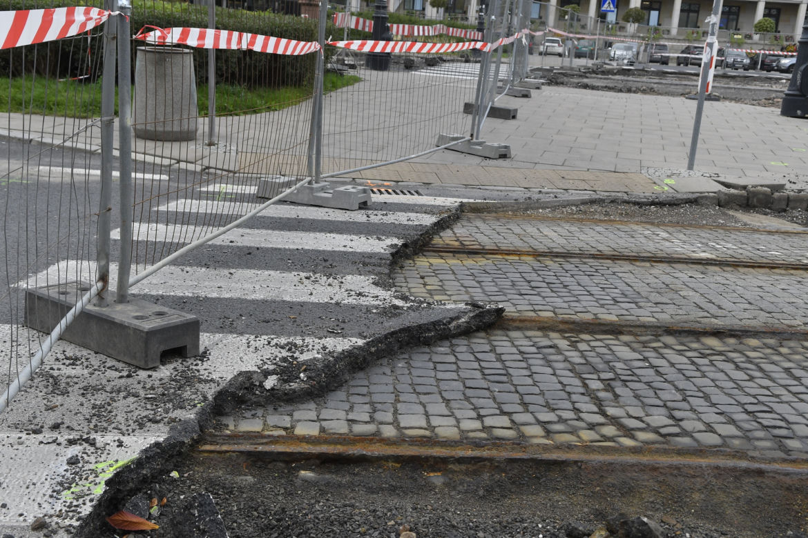 Zaasfaltują Plac Trzech Krzyży żeby go za kilka lat znów rozkopać 
