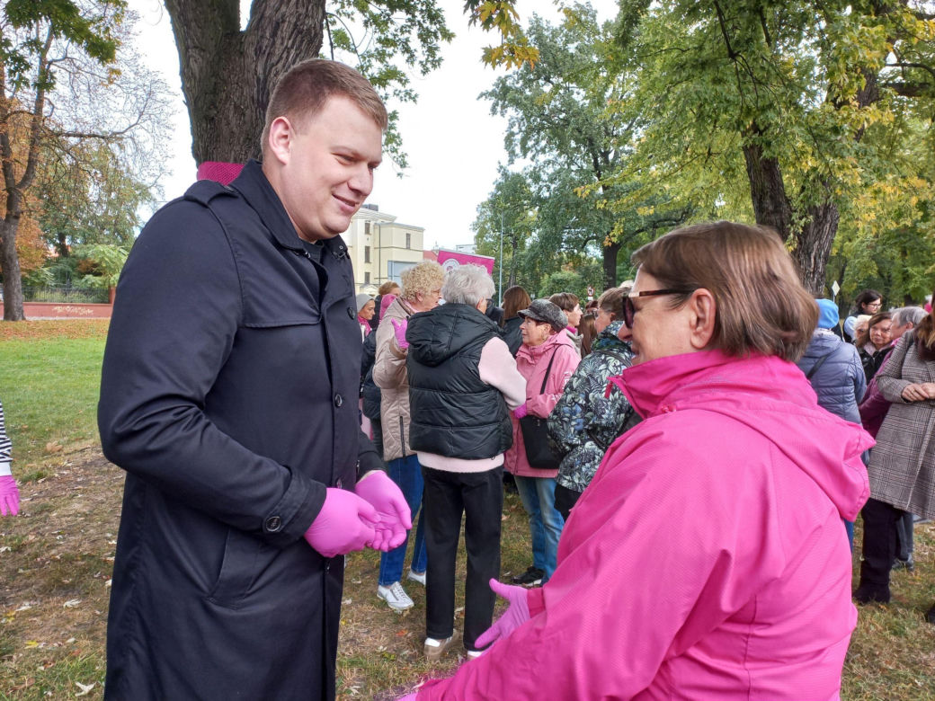 Posadzili kolejne żonkile w Lesznie. W dniu walki z rakiem piersi