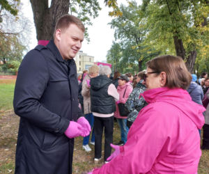 Posadzili kolejne żonkile w Lesznie. W dniu walki z rakiem piersi