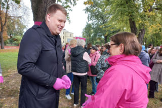 Posadzili kolejne żonkile w Lesznie. W dniu walki z rakiem piersi