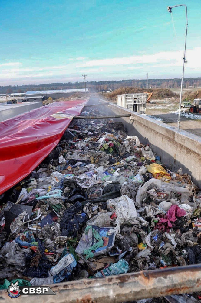 Mafia śmieciowa rozbita na Pomorzu! Działali pod osłoną nocy przy budowie S6