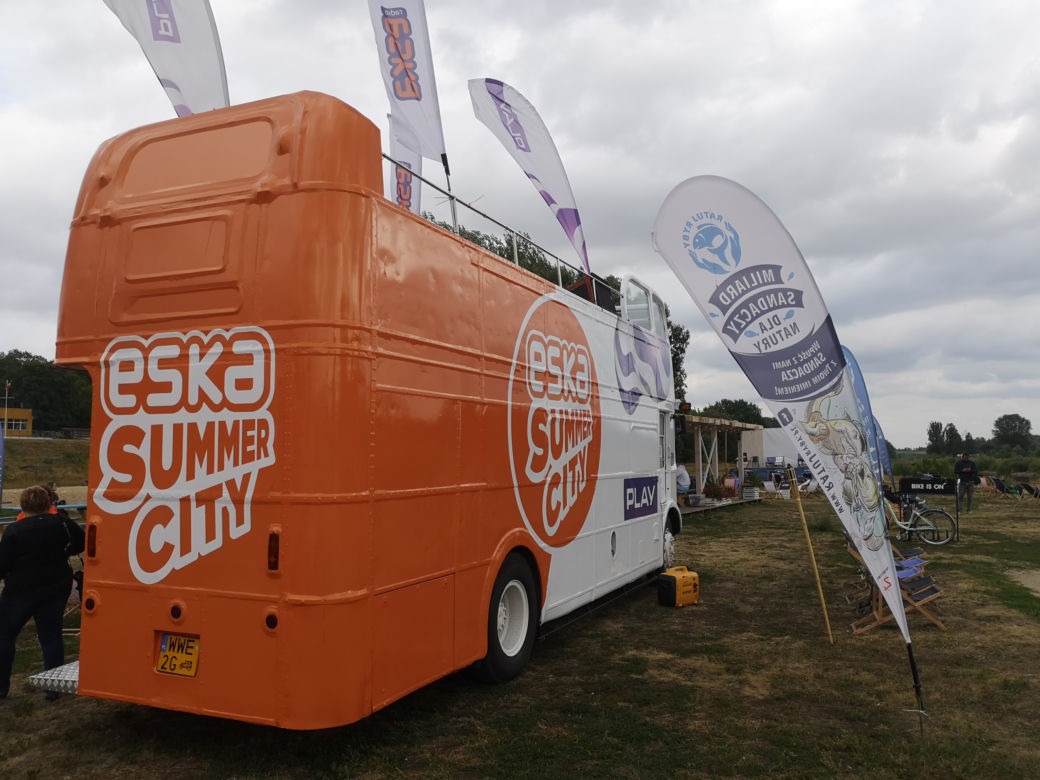 Ekipa Eska Summer City i imprezowy BUS Eski pojawili się na plaży miejskiej ZAGRO Rataje