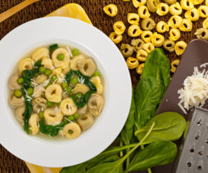 Wiosenna zupa na rosole z tortellini
