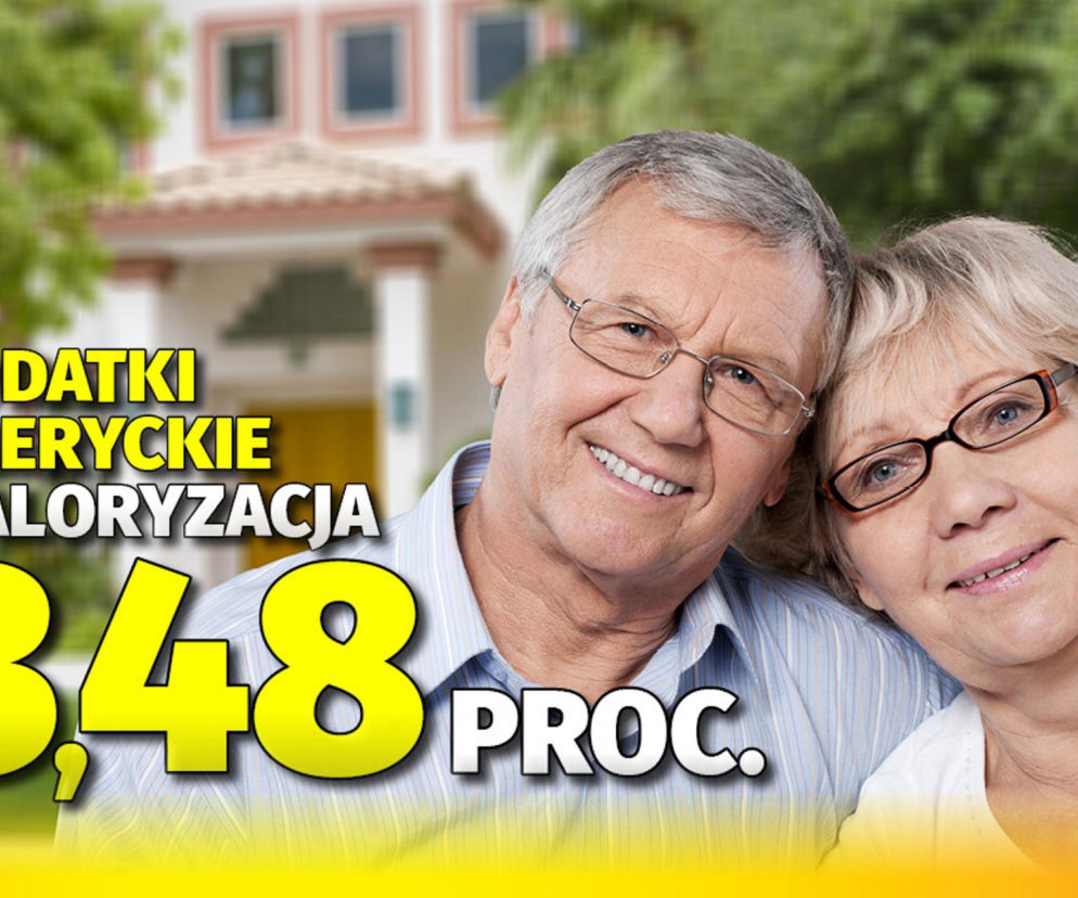 Uśmiechnięta para seniorów na tle domu. Napis informuje o waloryzacji 3,48 proc. O szczegółach przeczytasz na Eska.