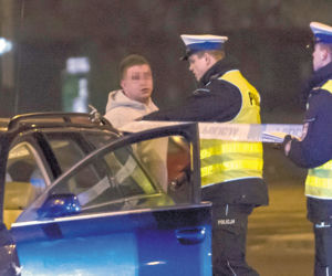Ratując noworodka roztrzaskali się na słupie