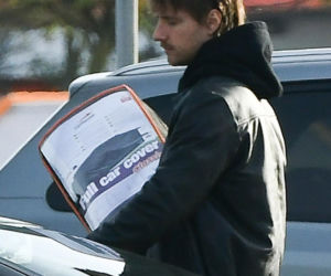 Maciej Musiał najpierw pieści auto, potem dziewczynę