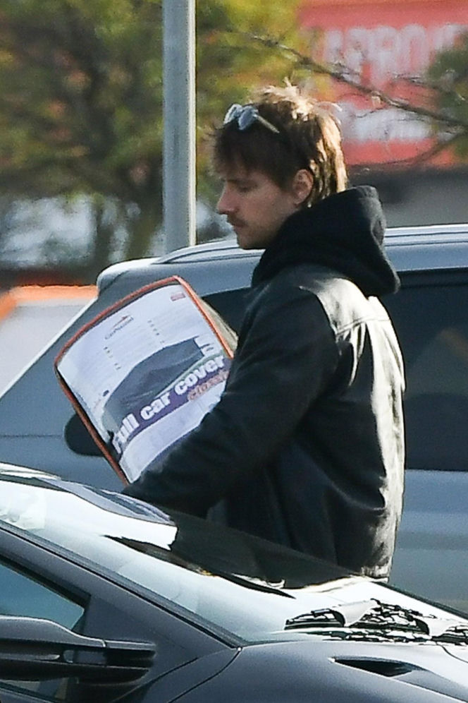 Maciej Musiał najpierw pieści auto, potem dziewczynę